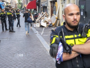 Reporter kryminalny postrzelony w Amsterdamie. Oddano pięć strzałów, dziennikarz walczy o życie