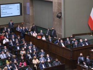 [SONDAŻ] KO wraca na pozycję wicelidera. Złe wieści dla Szymona Hołowni