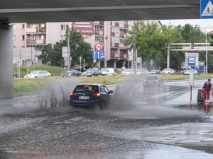 Zalane Aleje Jerozolimskie, utrudnienia w ruchu. Nad Warszawą przechodzi potężna burza