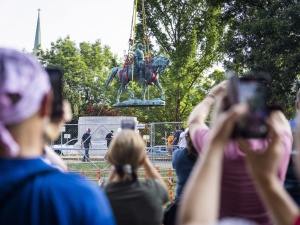 Afera w USA! BLM triumfuje. Usunięto pomnik dowódcy Konfederatów. Uważany jest za postać tragiczną, bo mimo osobistego sprzeciwu... 