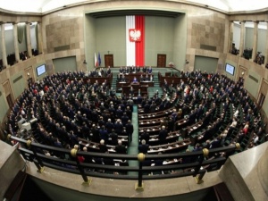 Spada poparcie dla ruchu Hołowni. Jak radzi sobie PiS? [SONDAŻ]