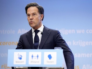 Mark Rutte przeprosił za zbyt wczesne zniesienie obostrzeń. „To był błąd”