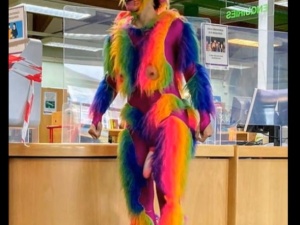 Prowokacja środowisk LGBT? Mężczyzna w kostiumie małpy z przyczepionym sztucznym penisem miał... zachęcać dzieci do czytania