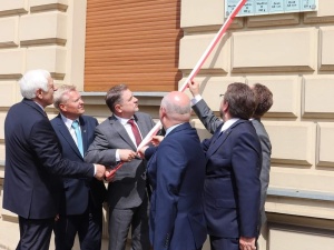 Uroczyste odsłonięcie tablicy upamiętniającej łódzki Marsz Głodowy w lipcu 1981 r.