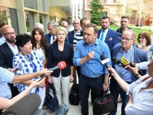 Czarzasty zawiesił sześcioro posłów. Jeden z nich nie przebierał w słowach