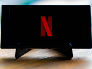 Netflix zaangażuje polskojęzycznego aktora, ale tylko osobę niebinarną oznaczoną żeńsko przy urodzeniu lub...?