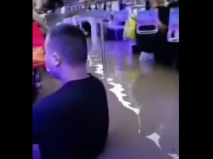 [VIDEO, FOTO] Katastrofalne powodzie w Chinach. Wstrząsające obrazy ludzi w zalanym metrze w Zhengzhou