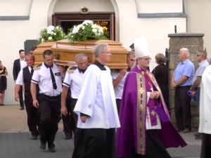 Pogrzeb rodziny zastrzelonej w Borowcach. Ocalały 13-letni Gianni pożegnał bliskich. „Wierzymy, że oni są wybrańcami Boga” [WIDEO]