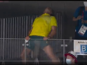 [WIDEO] HIT! Nieopisana radość trenera australijskiej pływaczki. Jego reakcja stała się hitem w sieci