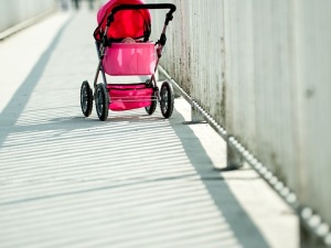 Warszawa: Kompletnie pijani rodzice leżeli na chodniku, obok stał wózek z dzieckiem