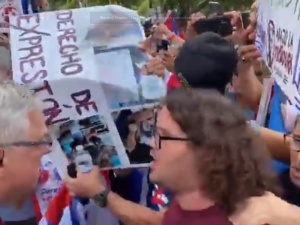 [WIDEO] Reporter TVN Marcin Wrona wyrzucony z antykomunistycznej demonstracji pod Białym Domem