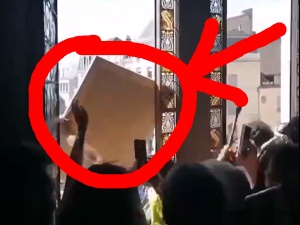 [VIDEO] Demonstrujący Francuzi wtargnęli do ratusza w Poitiers, by wznosząc okrzyki radości wyrzucić portret Macrona
