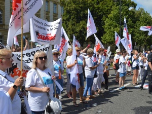 Pracownicy sądownictwa protestowali pod KPRM: Stop zamrażaniu płac