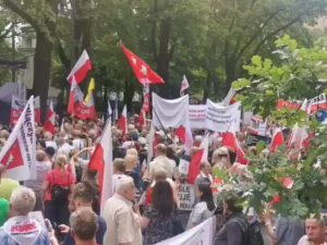 [WIDEO] Trwa manifestacja pod Trybunałem Konstytucyjnym. „Warto pokazać, że Polacy popierają te zmiany”