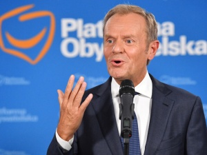 „Co za radość!”. Tusk cieszy się przed ekranem TVP. Internauci komentują