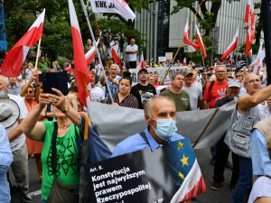 „Tu jest Polska, nie Bruksela”. Tłumy na manifestacji przed siedzibą Trybunału Konstytucyjnego [WIDEO, FOTO] 