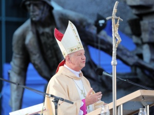 Z tego miejsca zroszonego powstańczą krwią rozlega się apel: 'Nie daj się zwyciężyć złu'