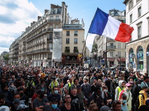 Nie dla dyktatury! Tłumy na demonstracjach we Francji przeciwko paszportom covidowym