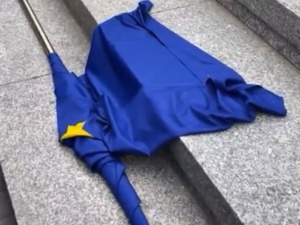 [VIDEO] To jest święto Polski, nie UE. Sprzed Pomnika Powstania Warszawskiego ściągnięto flagi UE