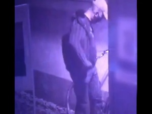[VIDEO] Policja publikuje film ze sprawcą podpalenia punktu szczepień w Zamościu! Poznajesz go?