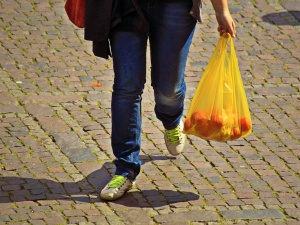 Sukces opłaty recyklingowej? Zużycie na jednego mieszkańca spadło z 300 do 9 toreb