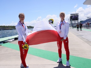 Karolina Naja i Anna Puławska wywalczyły srebro w Tokio. Politycy składają gratulacje