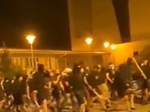 [VIDEO] We środę mecz Legia Warszawa - Dinamo Zagrzeb. Na ulicach Zagrzebia kibice Dinama  z pałkami