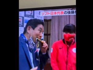 [WIDEO] Oburzenie w Japonii. Burmistrz ugryzł medal olimpijski. Słyszałem stuknięcie jego zębów