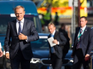 Tusk nie chce krzyży w Sejmie i szkołach. Andruszkiewicz: Upadł jeszcze niżej...