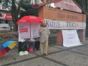 [FOTO] Katastrofa frekwencyjna na spotkaniu z Hołdysem w ramach Tour de Konstytucja. Kpiny internautów: Tej siły nic nie powstrzyma