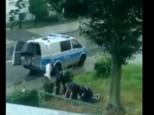 Policjanci obezwładnili mężczyznę, zatrzymany zmarł. Przerażające nagranie