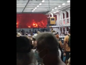 [video] Grecja. Wstrząsające nagranie z promu przewożącego uciekających przed pożarem nad jeziorem Evia