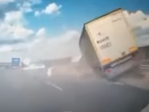[video] Jest nagranie tragicznego wypadku na S8. Po tym uderzeniu ciężarówka spadła z wiaduktu