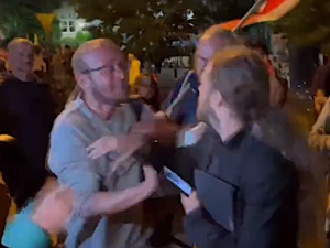 [VIDEO] Agresywna dzicz atakuje fizycznie pod Sejmem posła Dobromira Sośnierza. Poseł PO zachwycona