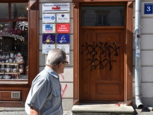 Zniszczone drzwi i wulgarne hasło. Biuro PiS obrzucone jajkami