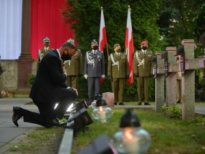 [video] Apel Pamięci przed Pomnikiem Poległych w 1920 r. Prezydent: To są groby zwycięzców