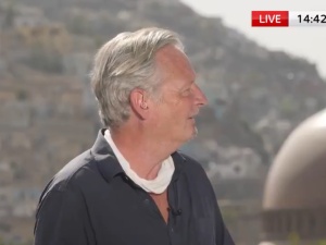 [VIDEO] Kabul. Relacja na żywo. Reporter Sky News widzi zmierzającą w jego kierunku kolumnę Talibów