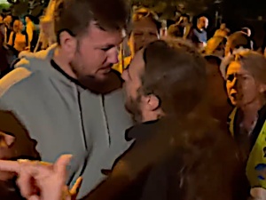 Podburzali nas przeciwko rządowi. Agresywny wobec posła Sośnierza pracownik Polsatu skarży na polityków opozycji