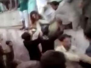 Wstrząsające. Pakistan: 400 mężczyzn w biały dzień rozbiera i napastuje celebrytkę podczas sesji w parku. Nie miała opiekuna ani hidżabu