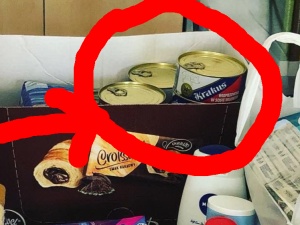 [FOTO] Kochani, daliśmy radę!. Posłanka KO pochwaliła się darami dla muzułmańskich imigrantów. Z wieprzowiną
