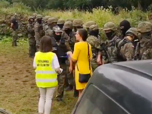 Zaskakujące nagrania z granicy polsko-białoruskiej. Jachira… legitymuje polskich funkcjonariuszy [WIDEO]