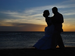 Znana dziennikarka TVP wyszła za znanego dziennikarza TVP. Ślub odbył się... na plaży
