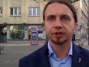 Europoseł opozycji zmienia zdanie ws. imigrantów po stanowisku Tuska? Internauci zwracają uwagę na wpisy polityka