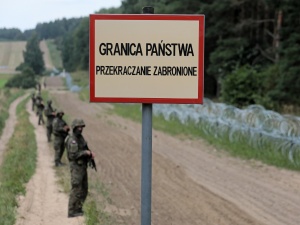 Przydacz: Żeby złożyć wniosek o azyl, trzeba przekroczyć polską granicę. Do tego nie doszło