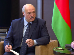 Białoruski dziennikarz: To są migranci ekonomiczni. Płacą gruby hajs. Przemyt organizują firmy związane z Łukaszenką