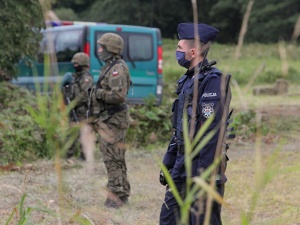 Przyjmijmy uchodźców. Wy.ebmy policję. Demonstracja pod siedzibą Straży Granicznej