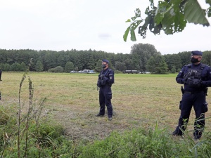[FOTO] Opublikowano zdjęcia imigrantów. Puszki z napisami cyrylicą raczej w Polsce się nie zdarzają
