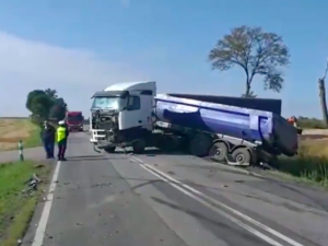 Tragedia w Ryńskich. 13-latek siedział na trawie, a w samochodzie umierała jego matka