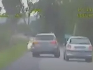 [video] Wstrząsający wypadek podczas policyjnego pościgu. Uciekinier pędził 150km/h
