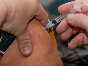 Zmarły dwie osoby, które dostały podejrzaną o zanieczyszczenie szczepionkę